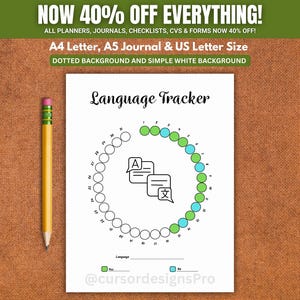 Puede incluir: Una hoja de papel blanca titulada Language Tracker que presenta un diagrama circular de círculos numerados, algunos rellenos con colores verde y azul. Un icono central muestra dos burbujas de diálogo con letras. Un lápiz amarillo está colocado a la izquierda.