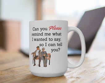 Taza de cerámica con diseño divertido de pareja olvidadiza, ideal para personas mayores.