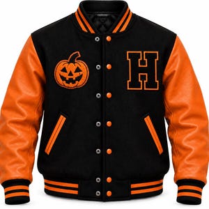 Op de afbeelding: Een zwart met oranje varsity jack met een zwarte wollen body en oranje mouwen. De voorzijde is voorzien van een geborduurde oranje pompoenpatch op de rechterborst en een grote zwarte letter H op de linkerborst met een oranje rand.