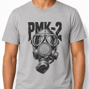 Peut inclure: Un t-shirt gris chiné à manches courtes avec une impression graphique noire d'un masque à gaz centrée sur la poitrine. Au-dessus du masque, le texte PMK-2 est imprimé dans une police noire audacieuse et vieillie. Col rond et coupe standard.