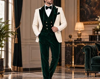 Può includere: Un abito a tre pezzi composto da una giacca color crema con revers in velluto verde scuro, un gilet doppiopetto in velluto verde scuro con bottoni dorati, pantaloni in velluto verde scuro abbinati, una camicia bianca e un papillon nero.