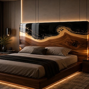 Può includere: Un letto a piattaforma con una grande testiera con finitura in venature del legno lucido e un accento in resina nera lucida. Il letto è vestito con biancheria dai toni neutri e una coperta scura, illuminato da luci LED calde integrate.