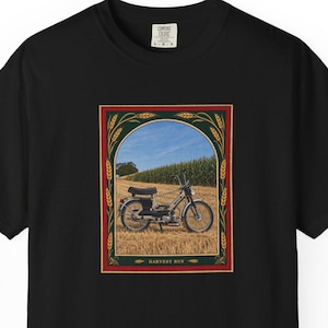Puch Maxi Moped T-shirt | Harvest Run Vintage Label T-shirt | Retro Mofa T-shirt | Komfortfärger Present till mopedförare