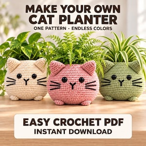 Peut inclure: Trois cache-pots crochetés en forme de chat, de couleur crème, rose et vert sauge, avec des yeux en plastique noir, des moustaches brodées et de petites oreilles. Le texte indique : MAKE YOUR OWN CAT PLANTER ONE PATTERN ENDLESS COLORS EASY CROCHET PDF INSTANT DOWNLOAD.
