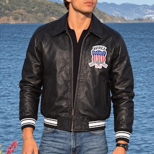Schwarze Avirex College-Bomberjacke aus Leder für Herren mit USA-Logo-Patch und gestreiftem Rippstrickbündchen, echtes Lammleder, Streetwear der 90er Jahre