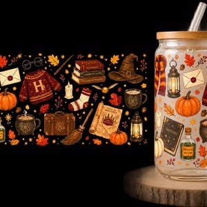 Puede incluir: Un vaso transparente con tapa de bambú y pajita de cristal, con un estampado de hojas de otoño, calabazas, un jersey rojo con una H, sombrero de bruja, libros, linterna, frasco de poción, escoba, maleta y una carta.