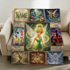 Op de afbeelding: Een rechthoekige plaid met een collage van illustraties in het thema Peter Pan, waaronder Tinkerbell, Kapitein Haak en diverse feeën. Het ontwerp bevat een centrale afbeelding van Tinkerbell en een tekstvak met de aanduiding NAME.