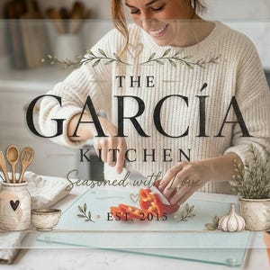 Puede incluir: Una tabla de cortar rectangular de vidrio transparente con un diseño impreso que incluye el texto THE GARCÍA KITCHEN Seasoned with Love EST. 2015. El gráfico presenta ilustraciones de un tarro de utensilios, una hierba en maceta, ajo y un corazón.