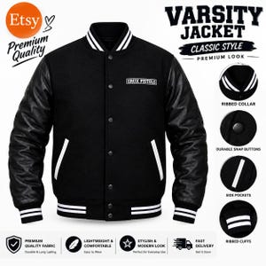 Pode incluir: Uma jaqueta varsity preta com mangas longas pretas, gola canelada com listras brancas e punhos canelados correspondentes. A jaqueta possui fecho frontal com botões de pressão, dois bolsos laterais com borda branca e o texto GRUX PISTOLS no peito.