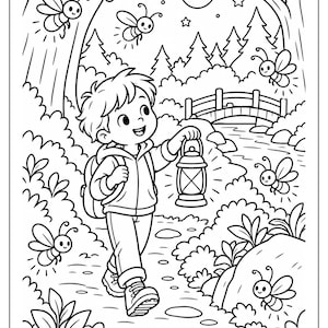 Puede incluir: Una ilustración en blanco y negro para colorear que muestra a un niño con mochila caminando por un sendero forestal de noche, sosteniendo una linterna. La escena incluye varias luciérnagas, una luna creciente y un pequeño puente de madera.