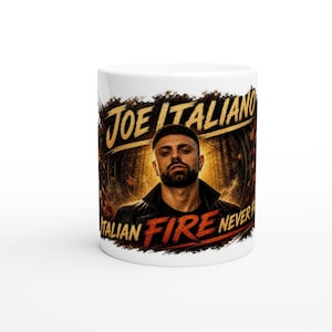 Puede incluir: Una taza de cerámica blanca con un estampado gráfico de un hombre con barba que lleva una chaqueta negra. El texto JOE ITALIANO está impreso en dorado sobre el retrato, y el texto ITALIAN FIRE NEVER FADES está en rojo y dorado debajo.