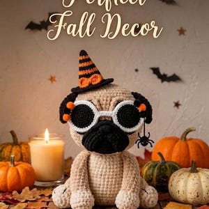 Könnte beinhalten: Ein beiges Häkel-Mops-Spielzeug mit einem schwarz-orange gestreiften Hexenhut und einer runden Brille mit weißem Rand. Eine kleine schwarze Spinne hängt an der Brille. Der Text lautet "Perfect Fall Decor" und "US Crochet Terms / A LITTLE AUTUMN MAGIC".