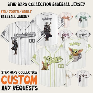Può includere: Una collezione di maglie da baseball bianche con sottili righe verticali, caratterizzate da grafiche di personaggi di Star Wars, campi personalizzabili per nome e numero, chiusura frontale a bottoni e maniche corte.