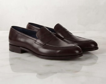 Donkerbruine penny loafers voor heren, leren instapschoenen, klassieke geklede loafers.