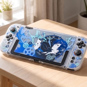 Pode incluir: Uma consola de jogos portátil com uma capa protetora transparente decorada com engrenagens, estrelas e borboletas azuis. O ecrã apresenta uma personagem de estilo anime com cabelo escuro, um relógio e padrões azuis em espiral.