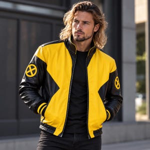 Può includere: Un giubbotto bomber in pelle giallo e nero con colletto alto, cerniera frontale a tutta lunghezza e una toppa circolare con il logo X-Men su ogni manica. La giacca presenta polsini neri a coste con strisce gialle e un design a blocchi.