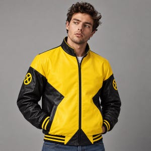 Könnte beinhalten: Eine gelb-schwarze Lederjacke mit Stehkragen, durchgehendem Frontreißverschluss und gerippten Bündchen mit gelben Streifen. Das Design zeigt ein markantes X-förmiges Muster auf der Brust sowie kreisförmige X-Logo-Aufnäher an beiden Ärmeln.