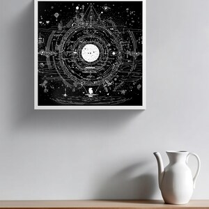 以下が含まれることがあります： 白いフレームに入った白黒のアートプリント。このアートワークは、天体と建築の要素を備えた詳細な円形デザインを特徴としています。中央には大きな白い円があり、複雑なパターンと形で囲まれています。プリントは木製の表面の上にある壁に表示されています。