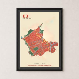 Peut inclure: Une affiche cartographique encadrée du code postal E3 de Londres. La carte présente des rues rouges et des zones vertes sur un fond crème. Le texte en haut indique E3 LONDON, et en bas 51.5282°N 0.0234°W POSTCODE DISTRICT FEATURING BOW & MILE END.