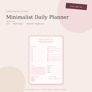 Op de afbeelding: Een digitale dagplanner-sjabloon met een lichtroze rand. De pagina bevat secties voor een schema, topprioriteiten, to-do lijst, maaltijdplan, notities, gewoonte-tracker en waterinname. Tekst bevat Sam Studies Studio, Minimalist Daily Planner en Plan Your Day.