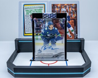 Expositor de tarjetas de hockey impreso en 3D – Soporte para tarjetas PSA Slab y Toploader – Soporte para coleccionistas deportivos azul