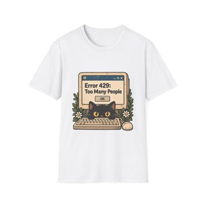 Könnte beinhalten: Ein weißes Kurzarm-T-Shirt mit einer Grafik eines schwarzen Katers hinter einer Computertastatur. Der Bildschirm zeigt ein Fenster mit dem Text Error 429: Too Many People und einem OK-Button. Das Design enthält kleine weiße Blumen und Blätter.
