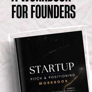 Peut inclure: Un cahier d'exercices noir intitulé Startup Pitch & Positioning Workbook avec des veines dorées effet marbre. La couverture porte le texte Pitch Smarter. Position Stronger. Raise Faster. et For DeepTech Founders & Innovators, sous film plastique.