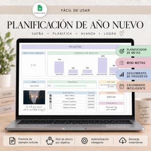 Puede incluir: Una pantalla de portátil que muestra una plantilla de planificación de Año Nuevo en Google Sheets con barras de progreso, gráficos de seguimiento de objetivos y listas de tareas. La interfaz incluye secciones con texto en español.
