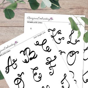 Puede incluir: Tres hojas de papel con letras cursivas negras sobre fondo blanco. Las letras miden 5 cm de alto e incluyen A, B, C, D, E, F, G, H, I, J, K, L, M, N, O, P, Q, R, S, T, U, V, W, X, Y y Z.