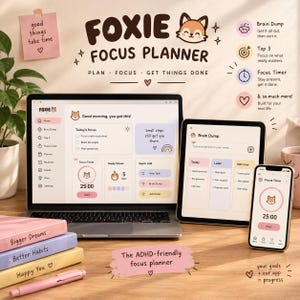 Könnte beinhalten: Eine digitale Planer-Oberfläche mit dem Titel Foxie Focus Planner auf einem Laptop, Tablet und Smartphone. Der Bildschirm zeigt Aufgabenlisten, einen Fokus-Timer und Brain-Dump-Bereiche mit einem Fuchssymbol. Drei gestapelte Notizbücher mit der Aufschrift Bigger Dreams, Better Habits und Happy You liegen neben einem rosa Stift.