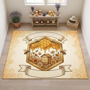Peut inclure: Un tapis rectangulaire présentant un cadre hexagonal central contenant une ruche, des rayons de miel avec du miel qui coule, des abeilles et diverses fleurs. Le tapis a un fond crème avec un motif hexagonal répétitif et deux bannières vides.