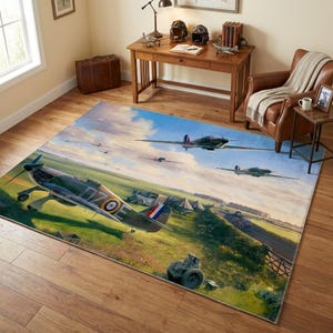 Op de afbeelding: Een rechthoekig vloerkleed met een gedetailleerde illustratie van vintage militaire vliegtuigen die over een grasveld vliegen. De scène bevat meerdere propellervliegtuigen, een voertuig en een klein bouwwerk onder een bewolkte blauwe lucht.