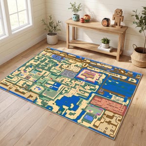 Könnte beinhalten: Ein rechteckiger Teppich mit einem detaillierten Pixel-Art-Kartendesign in der Draufsicht. Der Teppich zeigt eine farbenfrohe Landschaft mit blauen Gewässern, beigem sandigem Gelände, grünen Waldflächen und verschiedenen Gebäudestrukturen.