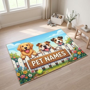 Peut inclure: Un tapis rectangulaire illustrant un golden retriever, un bouledogue et un terrier regardant par-dessus une clôture blanche. Un panneau en bois suspendu à la clôture affiche le texte PET NAMES. Des fleurs colorées et une balle de tennis.