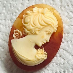 Vintage Cameo Brooch Victorian Pin Wedding Brooch Fancy Lady Brooch Vintage jewelry Used