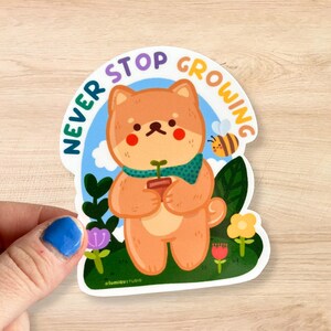 Adesivo per cani "Non smettere mai di crescere", adesivo in vinile con simpatico shiba inu, adesivo in vinile lucido motivazionale kawaii, adesivo per cani con vaso di fiori