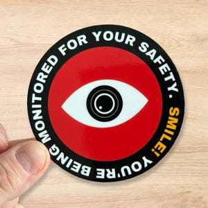 1984 dystopische sticker, Orwelliaanse bewakingssticker, Big Brother Eye, glimlach! Je wordt gecontroleerd voor je eigen veiligheid, dystopisch boek