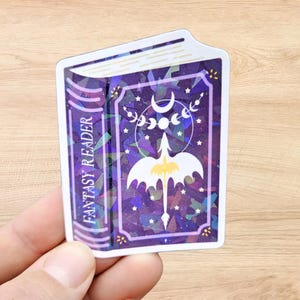 Fantasy Reader Aufkleber, Witchy Book Vinyl Sticker, Drachen und Mondphasen glänzender Vinyl Sticker, Magical Book Fantasy Sticker