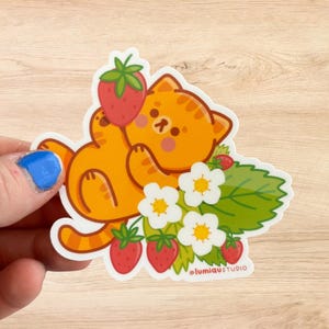 Sticker aardbei kat, kawaii lente kat vinyl sticker, schattige fruit kat glanzende vinyl sticker, sticker kat met bloemen en bessen