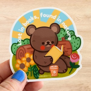 Adesivo con orsetto carino che legge un libro, adesivo in vinile per amanti dei libri, adesivo in vinile lucido per una lettura accogliente, adesivo kawaii con orsetto libresco
