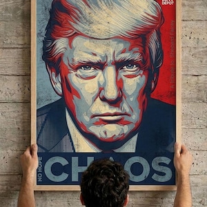 Puede incluir: Un póster enmarcado que presenta un retrato estilizado de Donald Trump en tonos rojo, azul y crema. El texto "NO HOPE" y "CHAOS" aparece en la parte inferior, con "ART DEPOT" y "A tribute to Shepard Fairey" impresos en la esquina superior derecha.