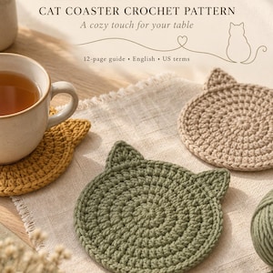 Può includere: Una guida per un modello all'uncinetto di 12 pagine intitolata Little Paws Cat Coaster Crochet Pattern. Il documento include testo, tra cui English e US terms, insieme a immagini di sottobicchieri rotondi con orecchie da gatto in filato verde oliva, giallo senape e beige.