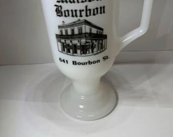Weißer Milchglasbecher mit Fuß, bedruckt mit New Orleans Jazz-Motiv