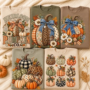 Puede incluir: Cinco sudaderas de cuello redondo con gráficos de calabazas. Los diseños incluyen calabazas con patrones de leopardo, cuadros y lunares, decoradas con lazos, flores y hojas de otoño. El texto en la camisa superior izquierda dice Heirloom Pumpkin Co.
