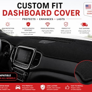 Könnte beinhalten: Eine schwarze, passgenaue Armaturenbrettabdeckung in einem Fahrzeuginnenraum. Das Bild enthält Text wie CUSTOM FIT DASHBOARD COVER, PROTECTS, ENHANCES, LASTS sowie verschiedene Symbole, die Sonnenschutz, Staubresistenz und Materialqualität hervorheben.