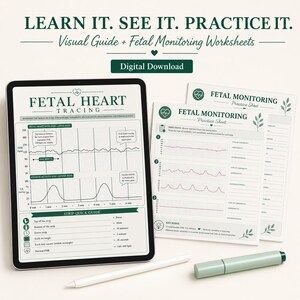 Op de afbeelding: Een digitale tablet met een gids voor foetale hartslagmeting, twee geprinte oefenbladen, een witte stylus en een lichtgroene markeerstift, allemaal voorzien van donkergroene tekst en botanische accenten.