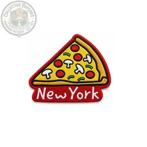 Op de afbeelding: Een geborduurde patch in de vorm van een pizzapunt met gele kaas, rode pepperoni-schijfjes en witte champignons. De korst is rood omlijnd en een rode banner aan de onderkant bevat de witte tekst New York in een sierlijk lettertype.