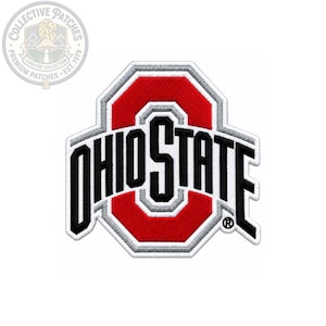 Puede incluir: Un parche bordado con el logotipo de la Universidad Estatal de Ohio. El diseño incluye una gran letra O roja en bloque con un borde blanco y gris, superpuesta con la palabra OHIO STATE en letras negras en negrita. Se observa un pequeño símbolo de marca registrada.
