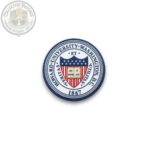 Puede incluir: Un parche bordado circular con el sello de la Universidad de Howard. El diseño incluye un escudo con rayas rojas y blancas, estrellas azules y un libro abierto con el texto DEO ET REIPUBLICAE. El borde dice HOWARD UNIVERSITY WASHINGTON D.C. 1867.