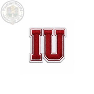 Puede incluir: Un parche bordado rectangular que presenta las letras IU en una fuente de estilo bloque en negrita. Las letras son de color rojo oscuro con un borde blanco grueso y un fondo blanco, creando un diseño de alto contraste para telas.